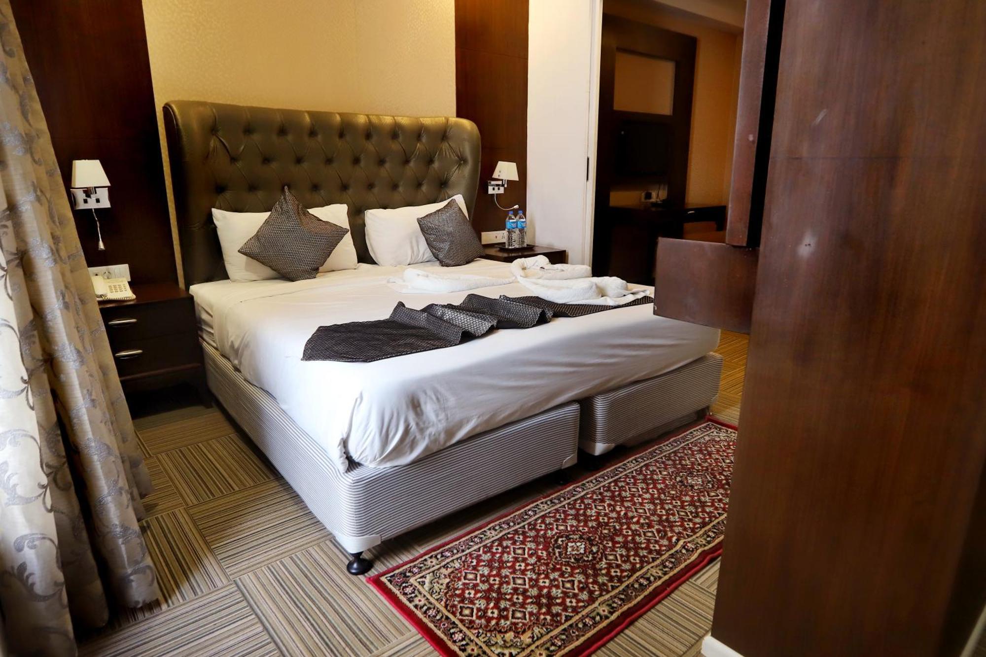 Jalsa Hotel & Banquets,Индаур Экстерьер фото