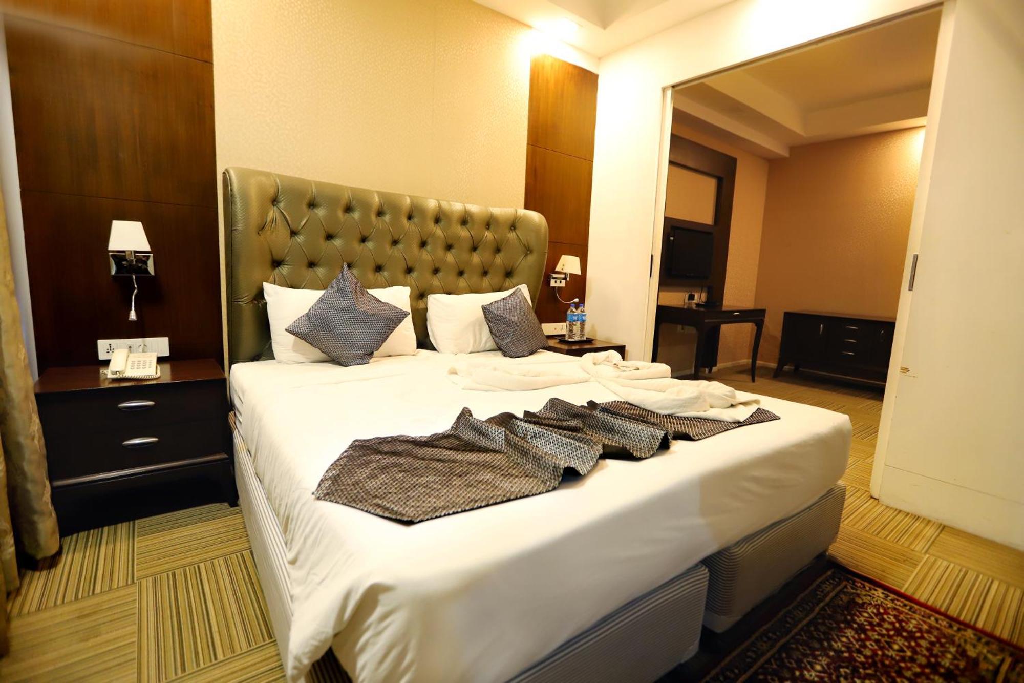 Jalsa Hotel & Banquets,Индаур Экстерьер фото
